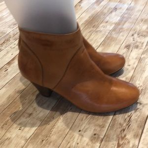 Steve Madden brown leather ankle boots, Sz. 8.